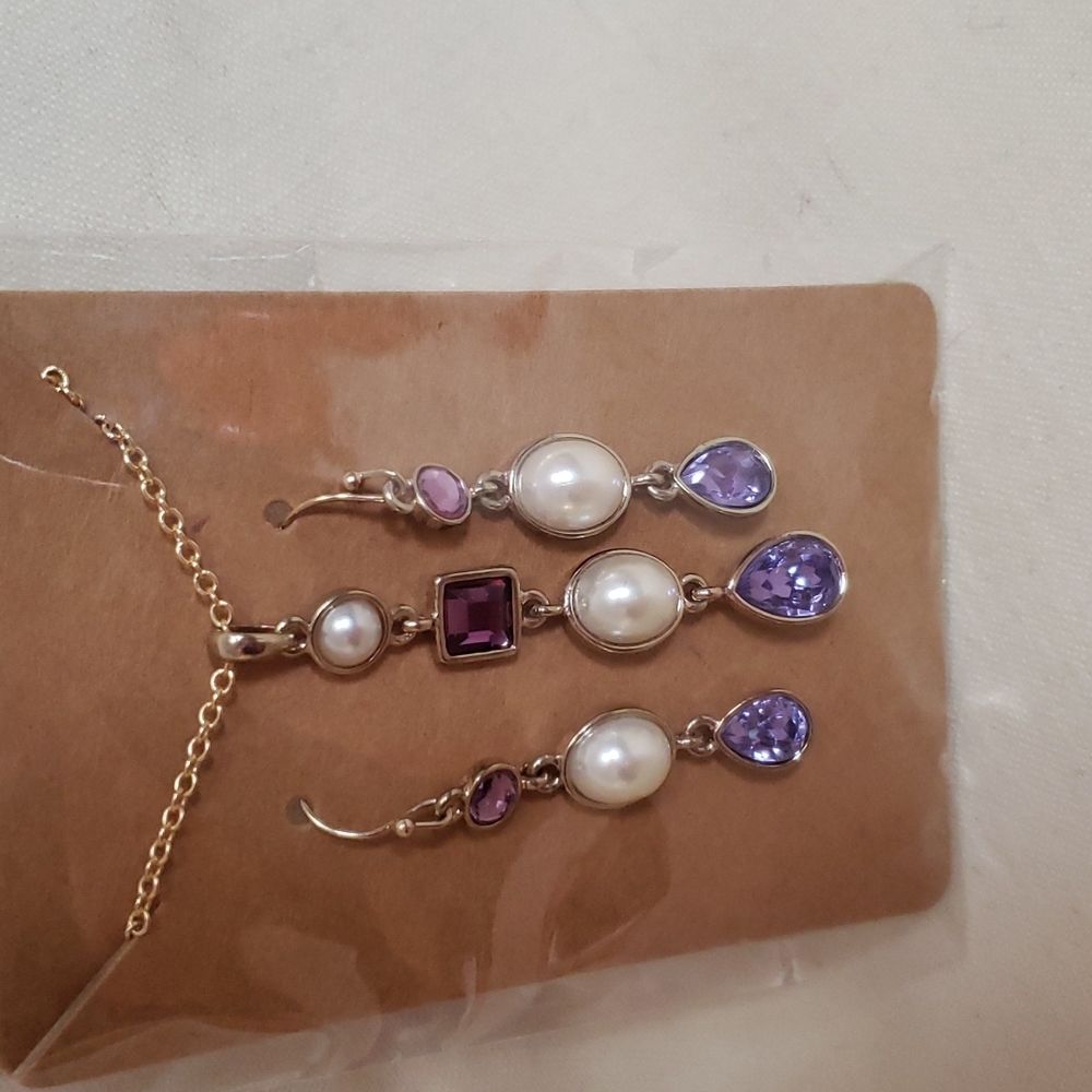 Amythist color necklace and earrings set.